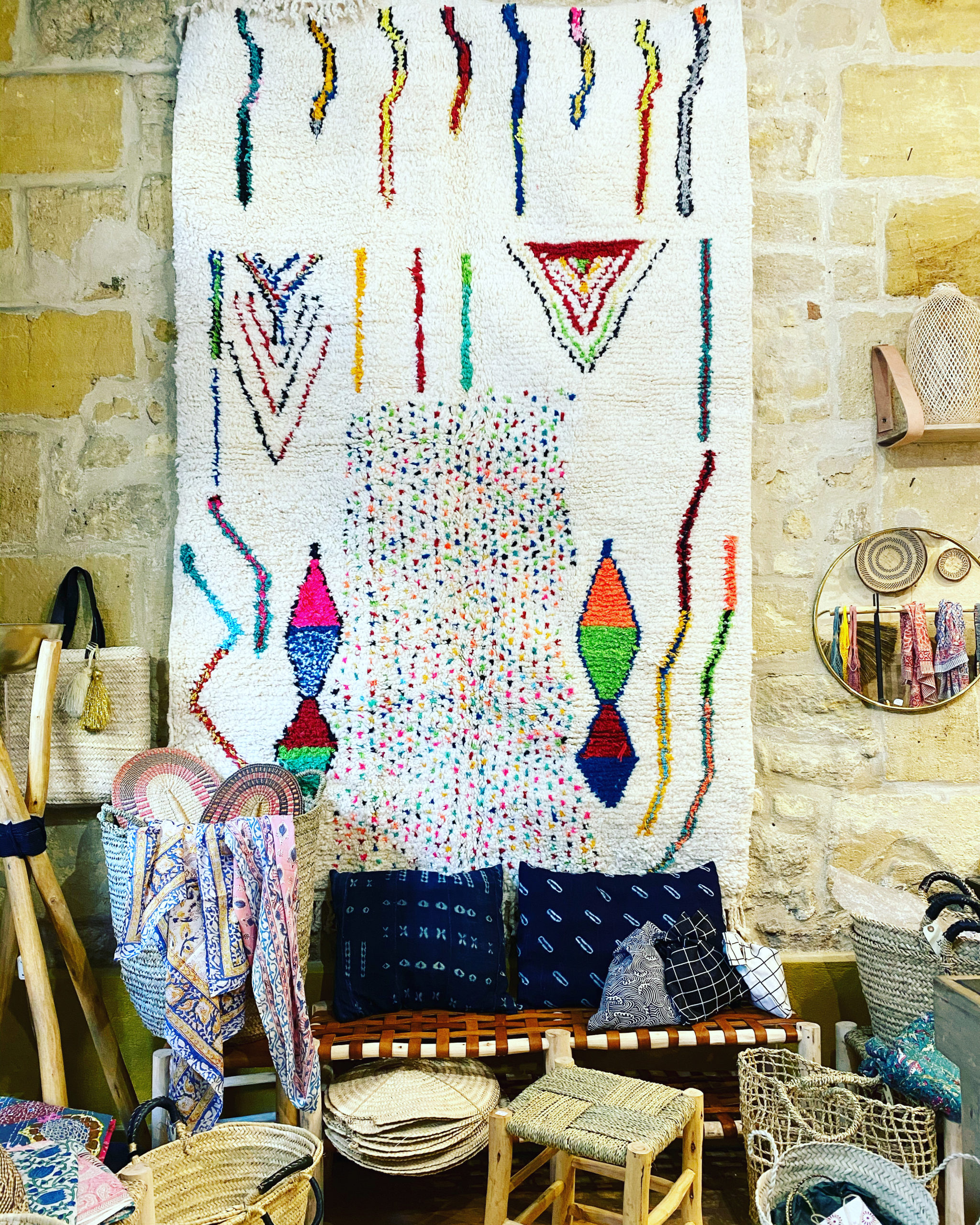 Tapis béniouarain béni oursin azilal Maroc fait main handmade ourika haute laine traditionnel moifs bleus rose orange fluo losanges doubles franges kilim épais foux soyeuxMa Jungle Family