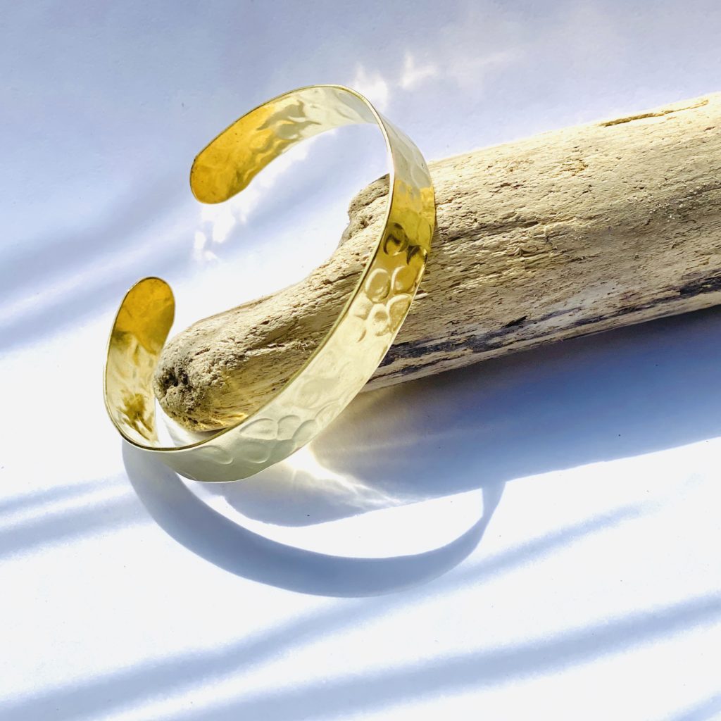 jonc bracelet manchette lisse laiton fait a la main au Maroc martelee Ma Jungle Family