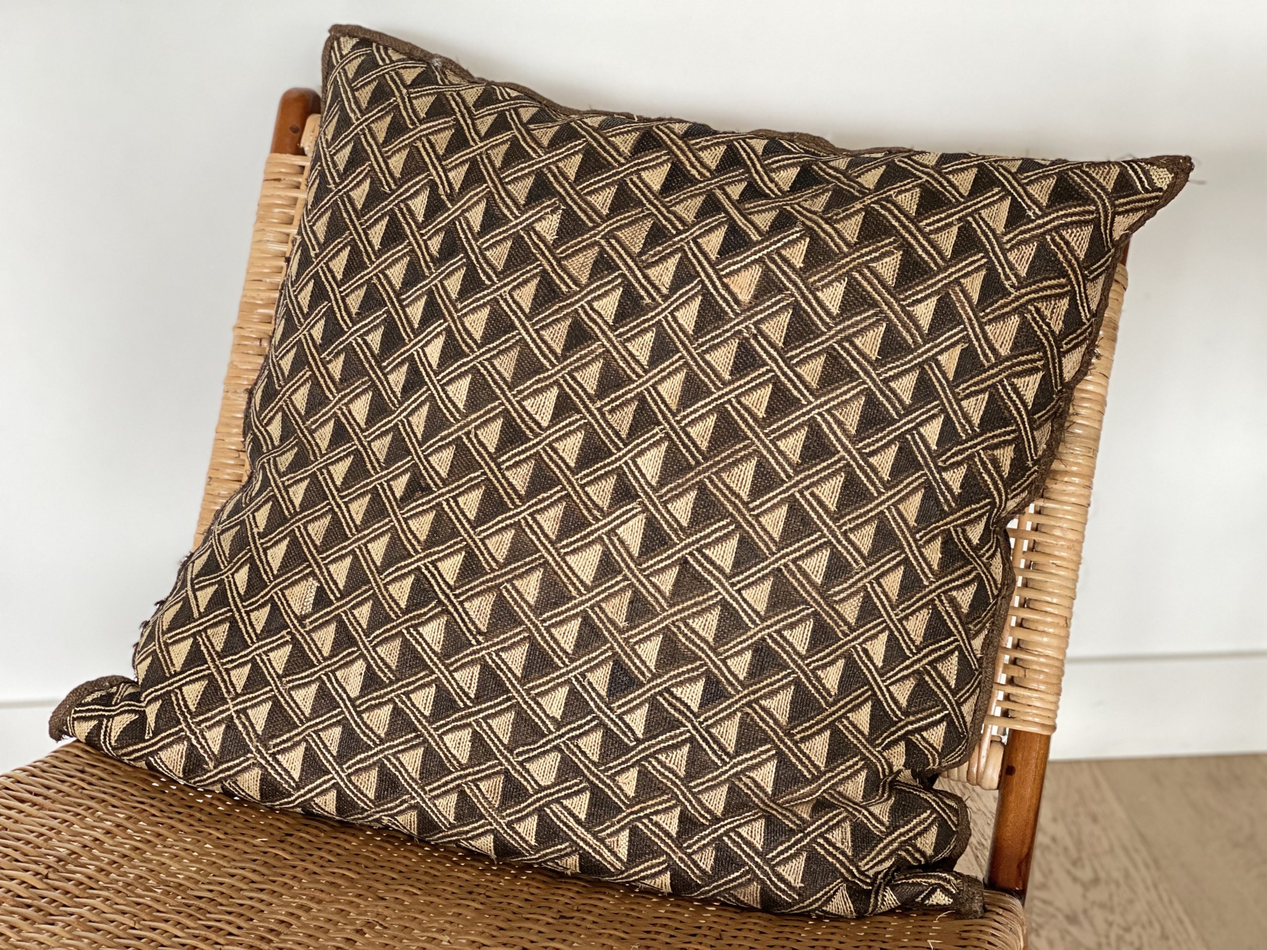 coussin en raphia Kuba shoowa Afrique zaïre Congo géométriques motif fait main handmade shoowa Ma Jungle Family