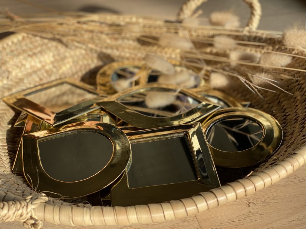 mini miroir en laiton avec bordure large en accumulation fait main au Maroc Ma Jungle Family