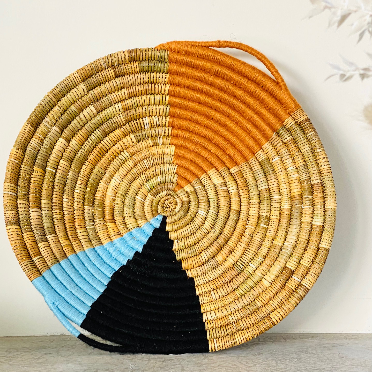 plateau panier murale decoration fibre naturelle et laine bleu noire caramel Ma Jungle Family