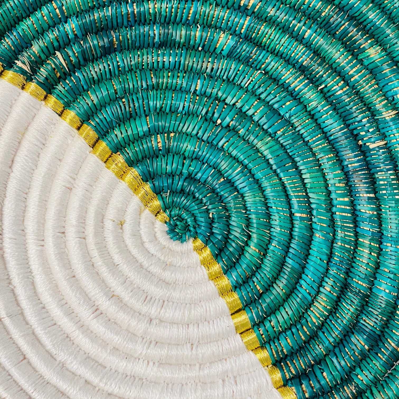 plateau panier murale decoration fibre naturelle et laine green white blanc vert doré Ma Jungle Family