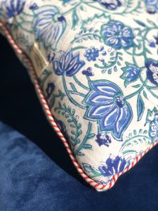 housse de coussin lotus bleu blanc passepoil raye rouge coton indien jaipur blockprint Ma Jungle Family