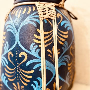 bambou rice box boite a riz fabrique en thailande a la main peinte belu nuit fleurs blanche urne decaoration doré arabesque bleu grece Ma Jungle Family