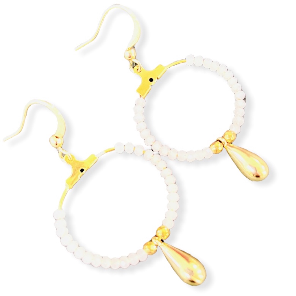 creole doree attache pour oreilles percees plaque or 18 carats goutte doree perles a facettes blanches