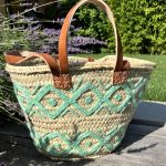 Panier marocain brodé bleu majorelle tresse et brode a la main au Moroc doubles anses en cuir dessin ethnique boheme Ma Jungle Family