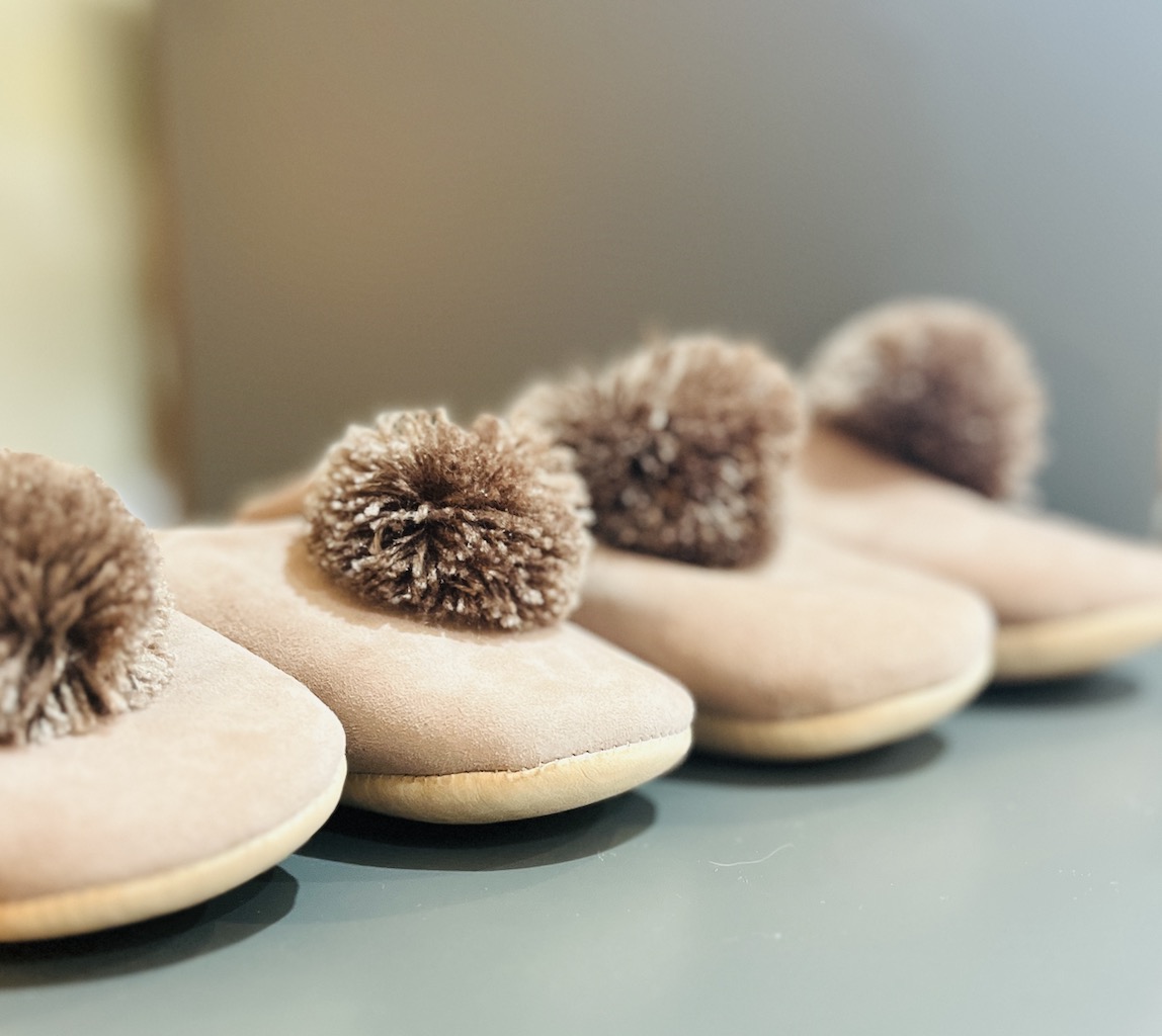 Babouches cuir beige pompon Ma Jungle Family Concept Store