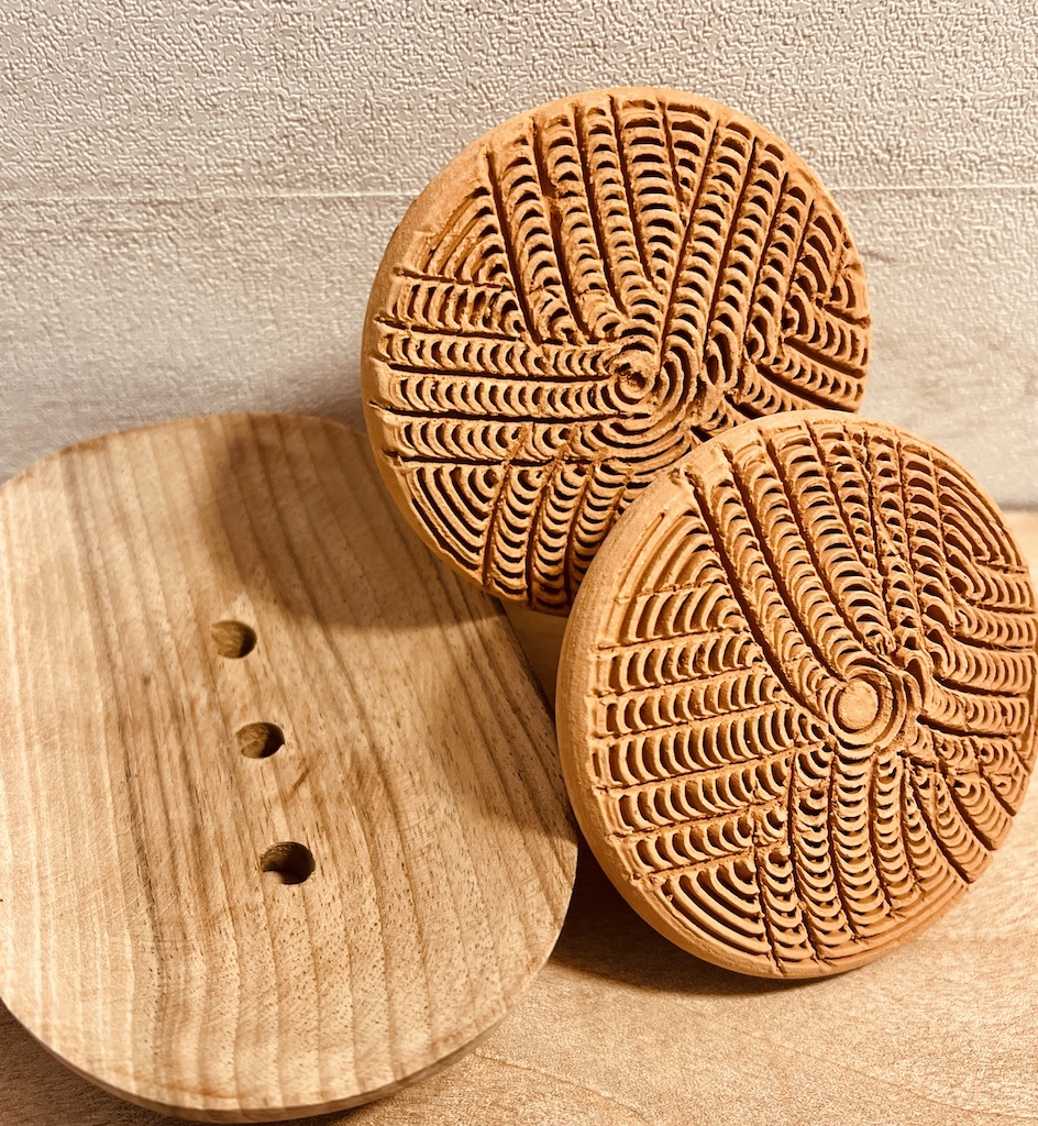 rape pierre de gommage en terre cuite de marrakech maroc fait a la main rose des sables hammam porte savon en bois de noyer savon fleur d'orangerMa Jungle Family