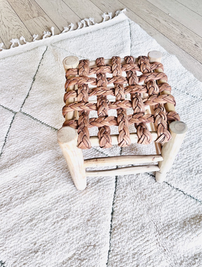 tabouret en cuir tressé tresse scout en bois de laurier tabouret artisanal fait a la main au maroc Ma Jungle family