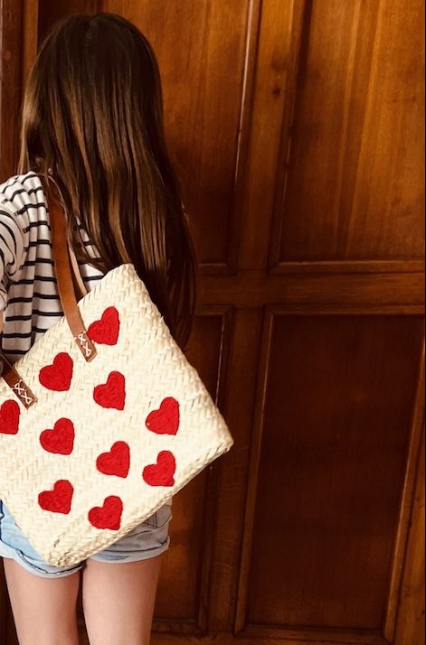 Panier marocain brodé coeur love tresse et brode a la main au Moroc doubles anses en cuir dessin ethnique boheme Ma Jungle Family