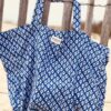maxi tote bag en coton grande taille motif de tulipe verte et blanche Ma Jungle Family santorin bleu et blanc grece
