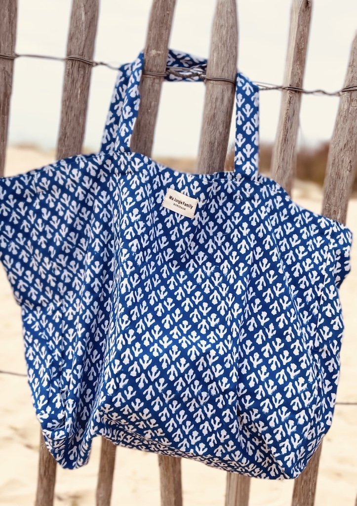 maxi tote bag en coton grande taille motif de tulipe verte et blanche Ma Jungle Family santorin bleu et blanc grece