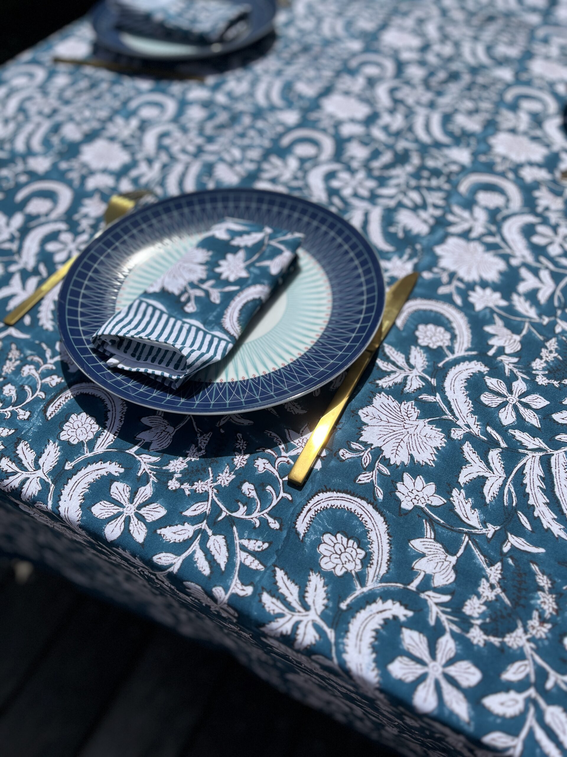 grande nappe coton motifs fleurs bleu marine, rayures coton indien blockprint Ma Jungle Family serviettes de table