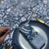 grande nappe coton motifs fleurs bleu marine, rayures coton indien blockprint Ma Jungle Family serviettes de table