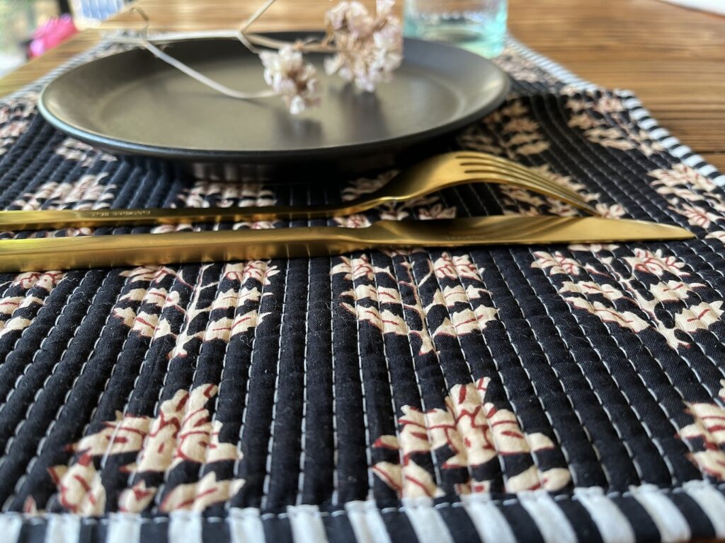 set de table matelassé coton indien fait main a jaipur motif bagru rayure noire beige noir bordeaux fleurs Ma Jungle Family