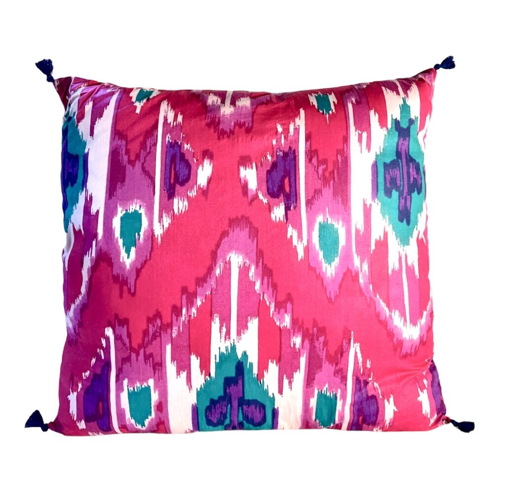 housse de coissin ikat en soie et coton rose fuschia turquoise violet blanc pompon ouzbekistan