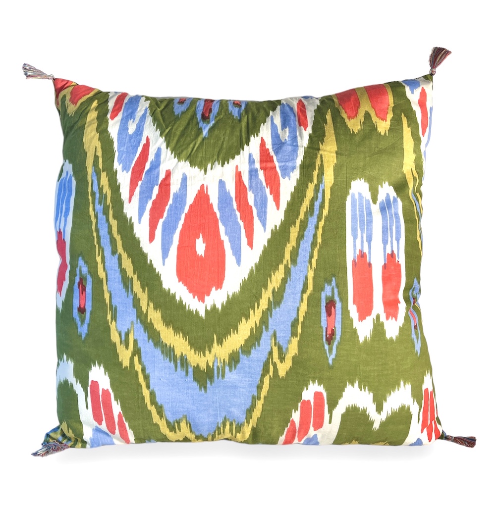 housse de coissin ikat en soie et coton vert kaki orange bleu blanc pompon ouzbekistan