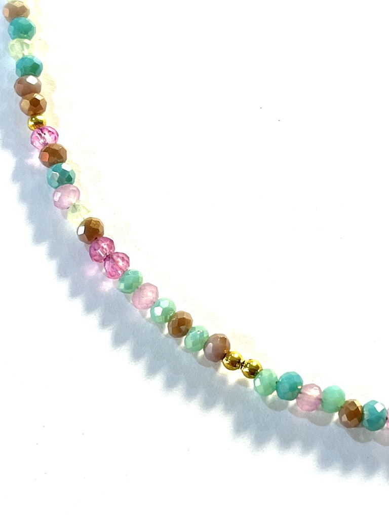 collier ras de cou bleu canard vert celadon rose violet turquoise perles dorées plaquées or perles à facettes made in france fabrique en france creatrice de bijoux bracelet plaque or Ma Jungle Family