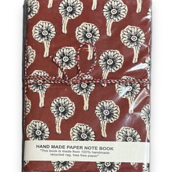 carnet de voyage en papier recycle tissu fleuri indien blockprintemeraude vert canard fuschia fermé avec une ficelle lien bleu nuit et fleurs blanches rouge Ma Jungle Family