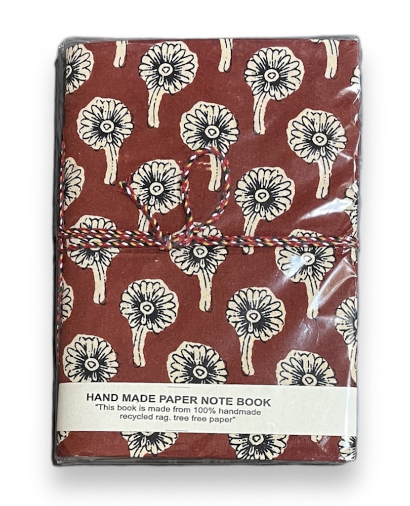 carnet de voyage en papier recycle tissu fleuri indien blockprintemeraude vert canard fuschia fermé avec une ficelle lien bleu nuit et fleurs blanches rouge Ma Jungle Family