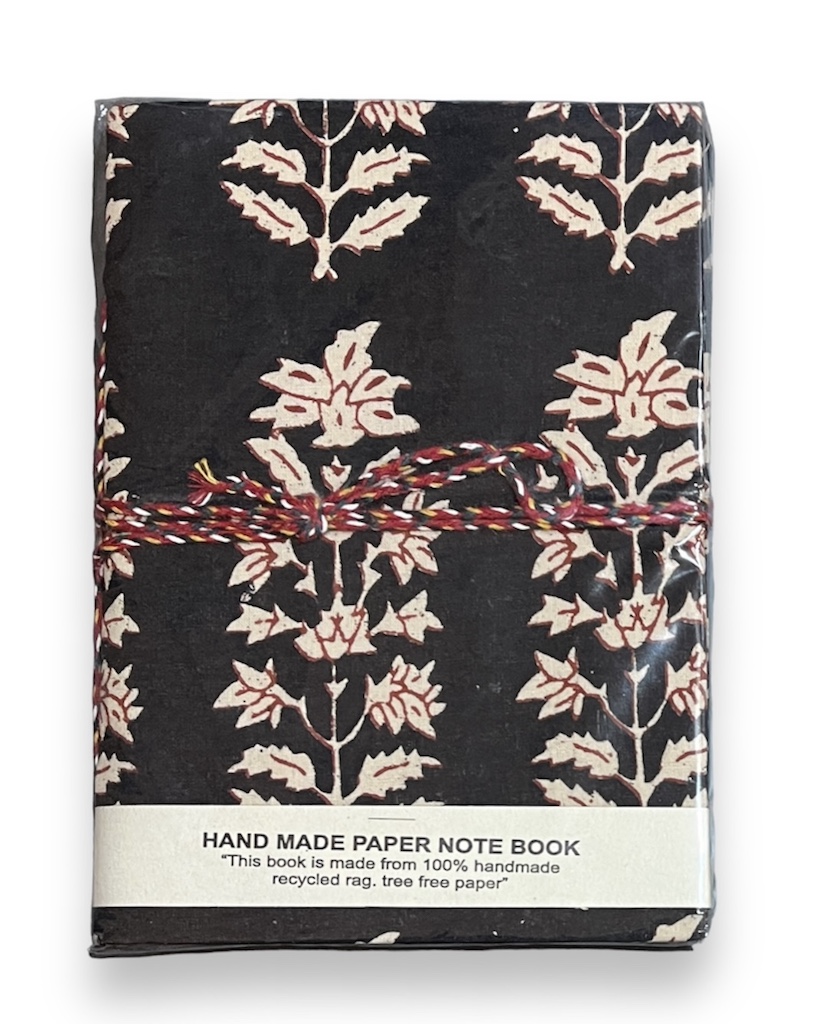 carnet de voyage en papier recycle tissu fleuri indien blockprintemeraude vert canard fuschia fermé avec une ficelle lien noir et rouge