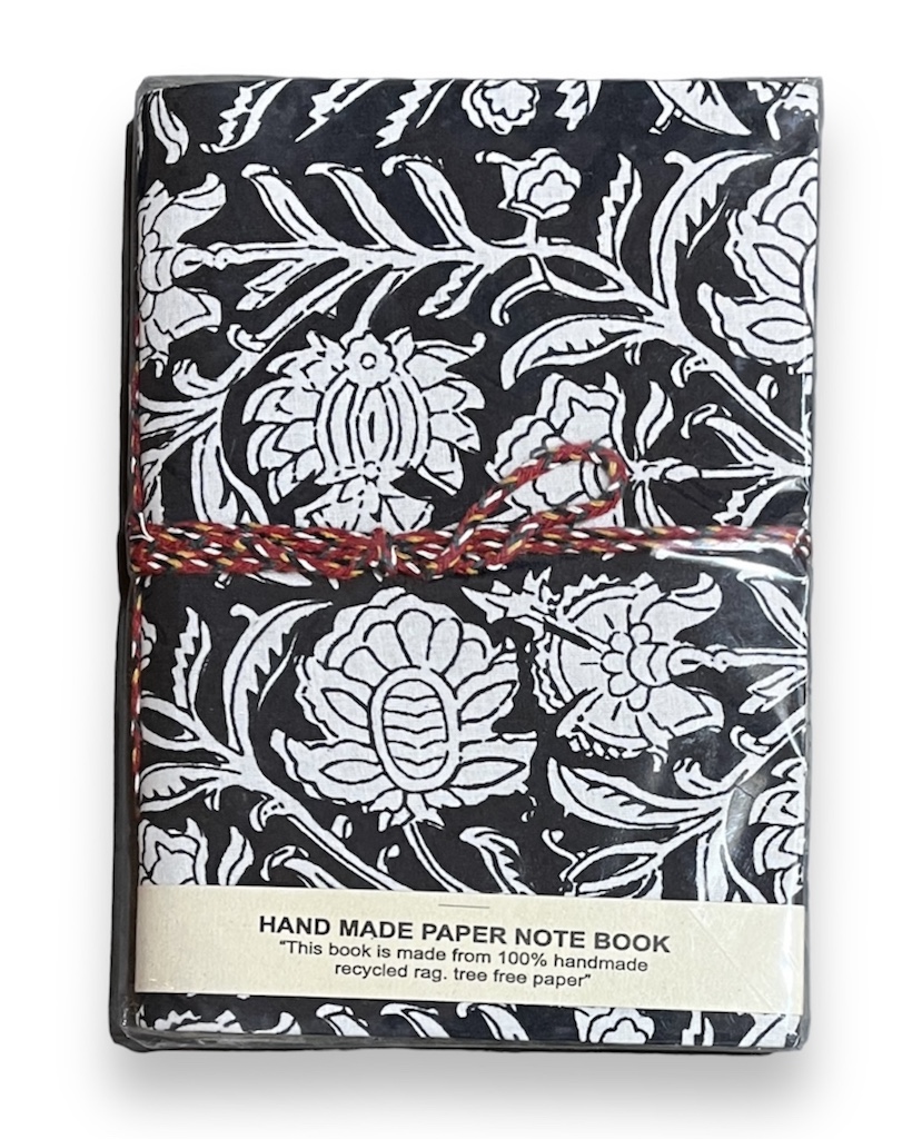 carnet de voyage en papier recycle tissu fleuri indien blockprintemeraude vert canard fuschia fermé avec une ficelle lien bleu nuit et fleurs blanches Ma Jungle Family