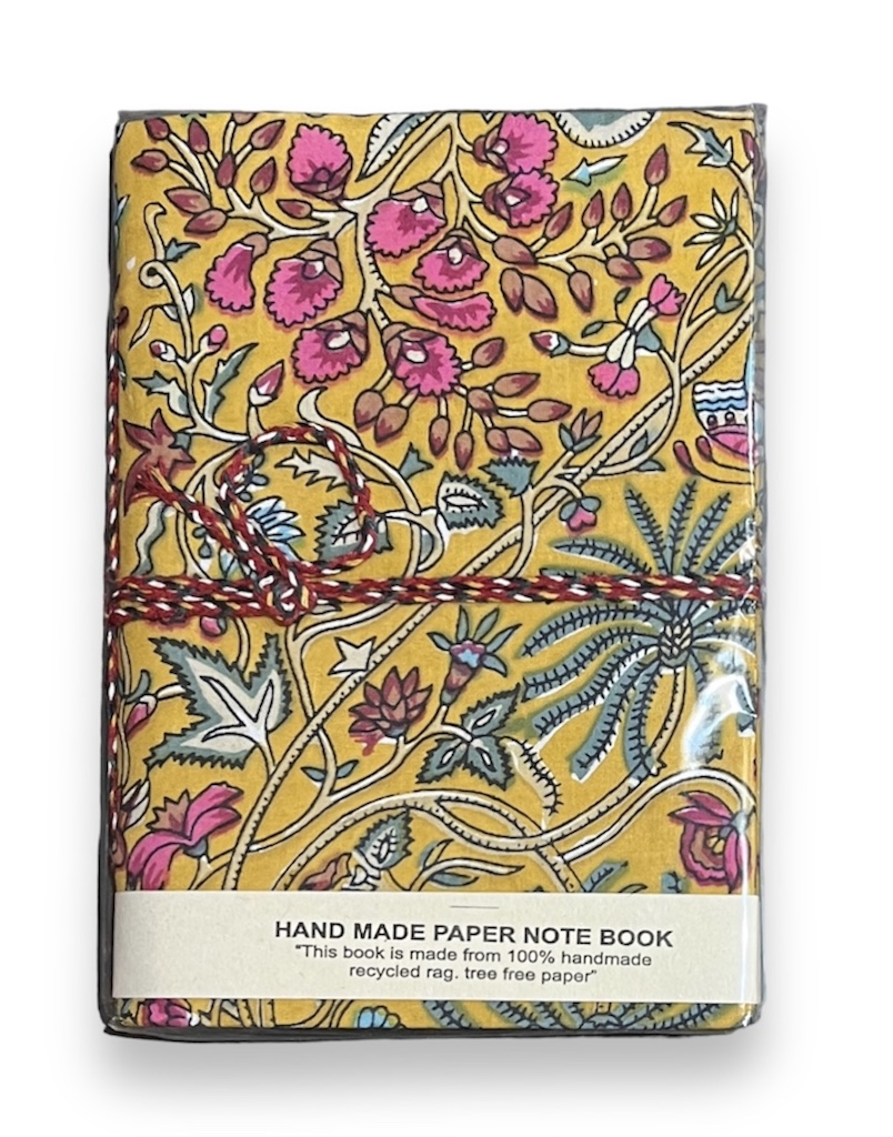 carnet de voyage en papier recycle tissu fleuri indien blockprintemeraude vert canard fuschia fermé avec une ficelle lien bleu nuit et fleurs blanches Ma Jungle Family safran