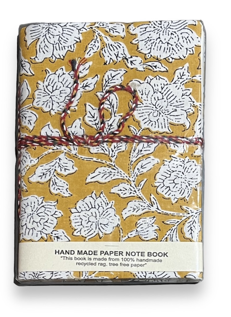 carnet de voyage en papier recycle tissu fleuri indien blockprintemeraude vert canard fuschia fermé avec une ficelle lien moutarde