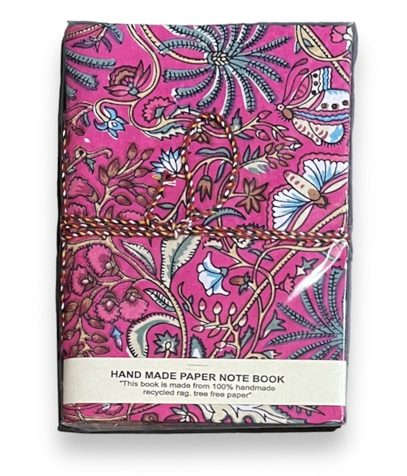carnet de voyage en papier recycle tissu fleuri indien blockprintemeraude vert canard fuschia fermé avec une ficelle lien