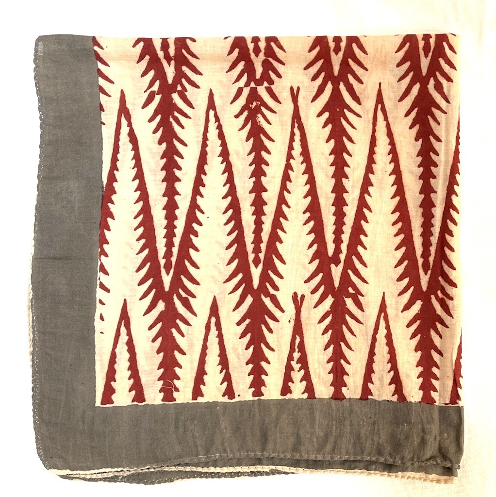 bandana carre foulard en voile de coton fleurs d'hibiscus rouge imprimé blockprint en Inde a Jaipur indien fleurs turquoise rose indien moutarde bleu nuit celadon Ma Jungle Family imprime graphiques moderne pin rouge et bordure grise