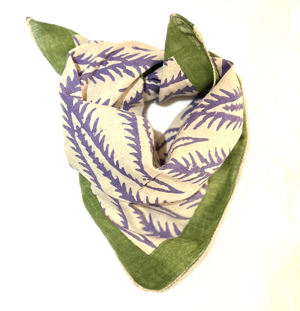 bandana carre foulard en voile de coton fleurs d'hibiscus rouge imprimé blockprint en Inde a Jaipur indien fleurs turquoise rose indien moutarde bleu nuit celadon Ma Jungle Family imprime graphiques moderne parme et kaki