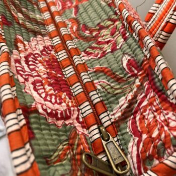 Gand cabas sac molletonne matelasse coton. Indien safran bleu fleuri sac a langer kaki violet Inde blockprint Ma jungle Family sac de plage, valise cabine marine fleurs rouges dahlia, vert Frida Kahlo, corail, motif japonais, léopard rose, rouge, guinguette, vintage, pique nique, nappe à carreaux, bleu marine, tigres orangés rayés. fermeture éclaire