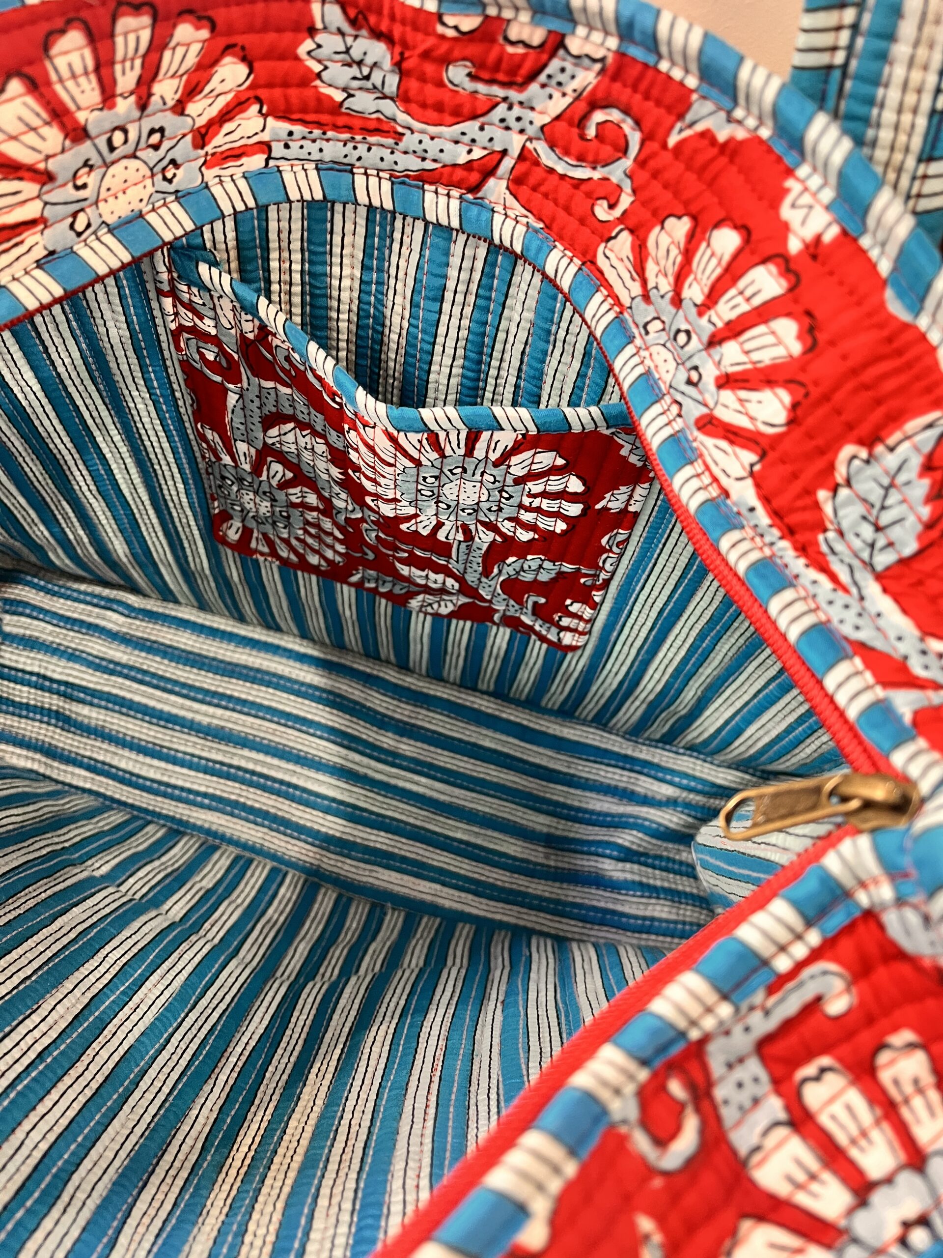 Gand cabas sac molletonne matelasse coton safran bleu fleuri sac a langer kaki violet Inde blockprint Ma jungle Family sac de plage, valise cabine marine fleurs rouges dahlia, vert Frida Kahlo, corail, motif japonais, léopard rose, rouge, guinguette, vintage, pique nique, nappe à carreaux, bleu marine, tigres orangés rayés. fermeture éclaire, rouge éclatant