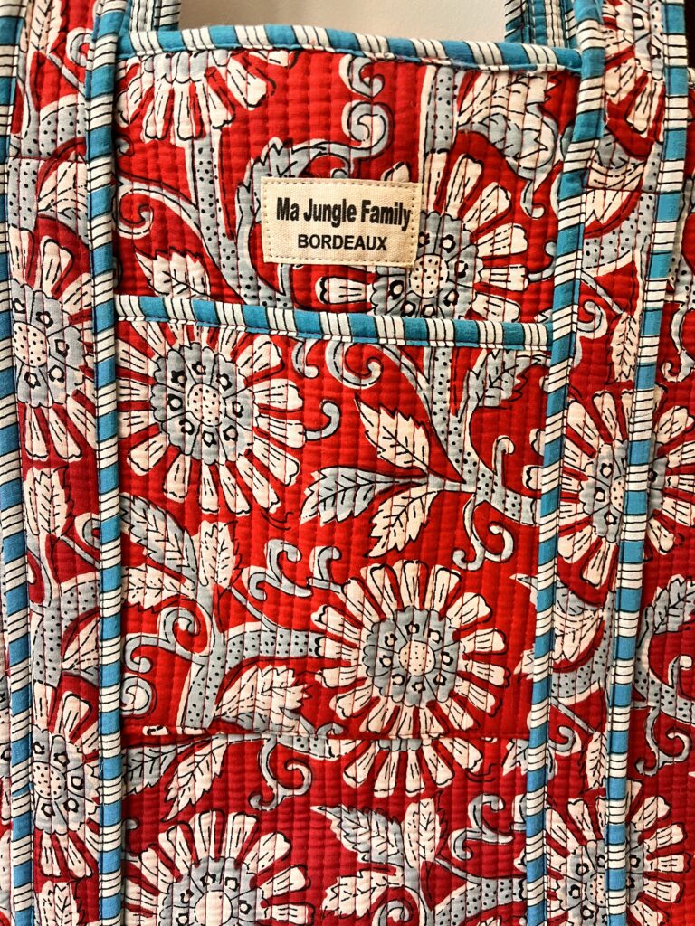 Gand cabas sac molletonne matelasse coton safran bleu fleuri sac a langer kaki violet Inde blockprint Ma jungle Family sac de plage, valise cabine marine fleurs rouges dahlia, vert Frida Kahlo, corail, motif japonais, léopard rose, rouge, guinguette, vintage, pique nique, nappe à carreaux, bleu marine, tigres orangés rayés. fermeture éclaire, rouge éclatant