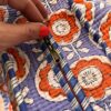 Gand cabas sac molletonne matelasse coton. Indien safran bleu fleuri sac a langer kaki violet Inde blockprint Ma jungle Family sac de plage, valise cabine marine fleurs rouges dahlia, vert Frida Kahlo, corail, motif japonais, léopard rose, rouge, guinguette, vintage, pique nique, nappe à carreaux, bleu marine, tigres orangés rayés. fermeture éclaire