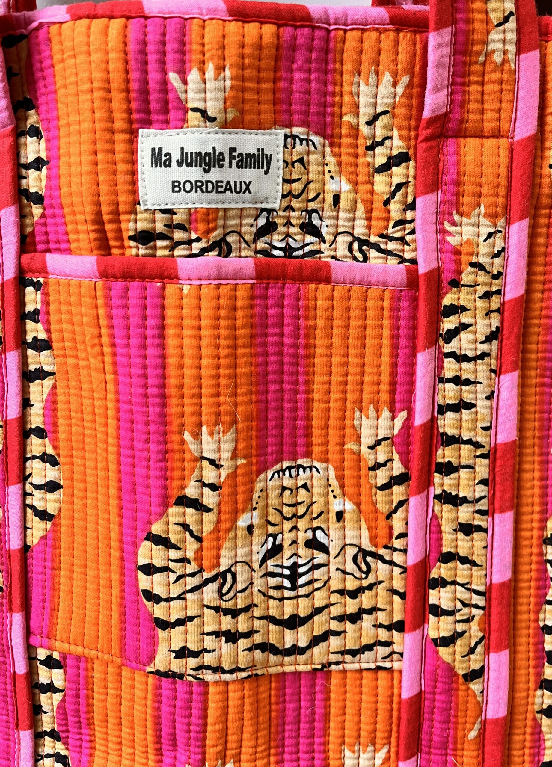 Gand cabas sac molletonne matelasse coton safran bleu fleuri sac a langer kaki violet Inde blockprint Ma jungle Family sac de plage, valise cabine marine fleurs rouges dahlia, vert Frida Kahlo, corail, motif japonais, léopard rose, rouge, guinguette, vintage, pique nique, nappe à carreaux, bleu marine, tigres orangés rayés. fermeture éclaire, poche intérieure et extérieure, doublure rayée