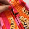 Gand cabas sac molletonne matelasse coton safran bleu fleuri sac a langer kaki violet Inde blockprint Ma jungle Family sac de plage, valise cabine marine fleurs rouges dahlia, vert Frida Kahlo, corail, motif japonais, léopard rose, rouge, guinguette, vintage, pique nique, nappe à carreaux, bleu marine, tigres orangés rayés. fermeture éclaire, poche intérieure et extérieure, doublure rayée