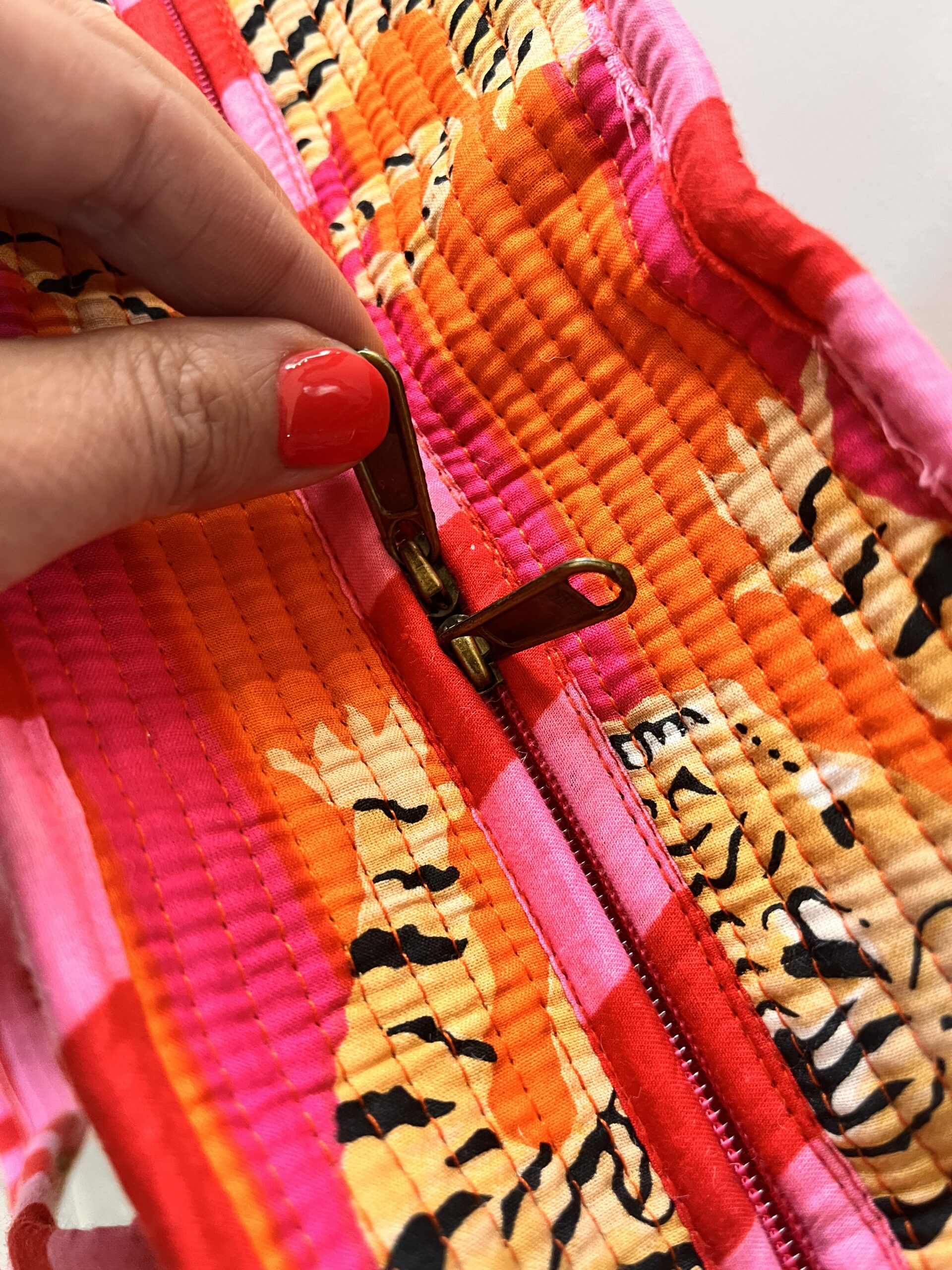 Gand cabas sac molletonne matelasse coton safran bleu fleuri sac a langer kaki violet Inde blockprint Ma jungle Family sac de plage, valise cabine marine fleurs rouges dahlia, vert Frida Kahlo, corail, motif japonais, léopard rose, rouge, guinguette, vintage, pique nique, nappe à carreaux, bleu marine, tigres orangés rayés. fermeture éclaire, poche intérieure et extérieure, doublure rayée