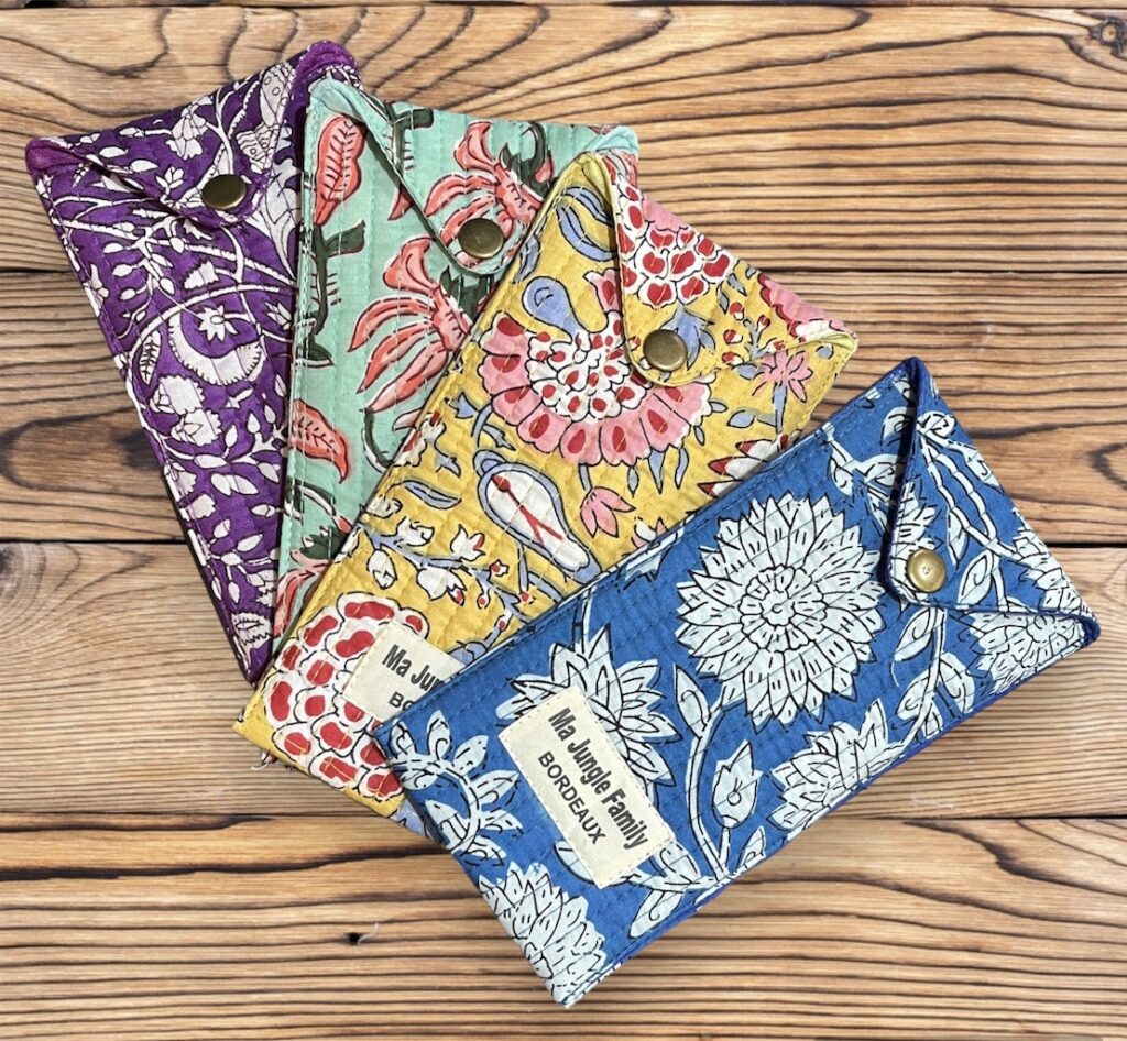 etui de lunettes en coton fleuri matelasse imprime au blockprint avec bouton pression en metal ma jungle family bleu safran menthe violet orange leopard coeur
