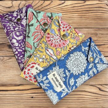 etui de lunettes en coton fleuri matelasse imprime au blockprint avec bouton pression en metal ma jungle family bleu safran menthe violet orange leopard coeur