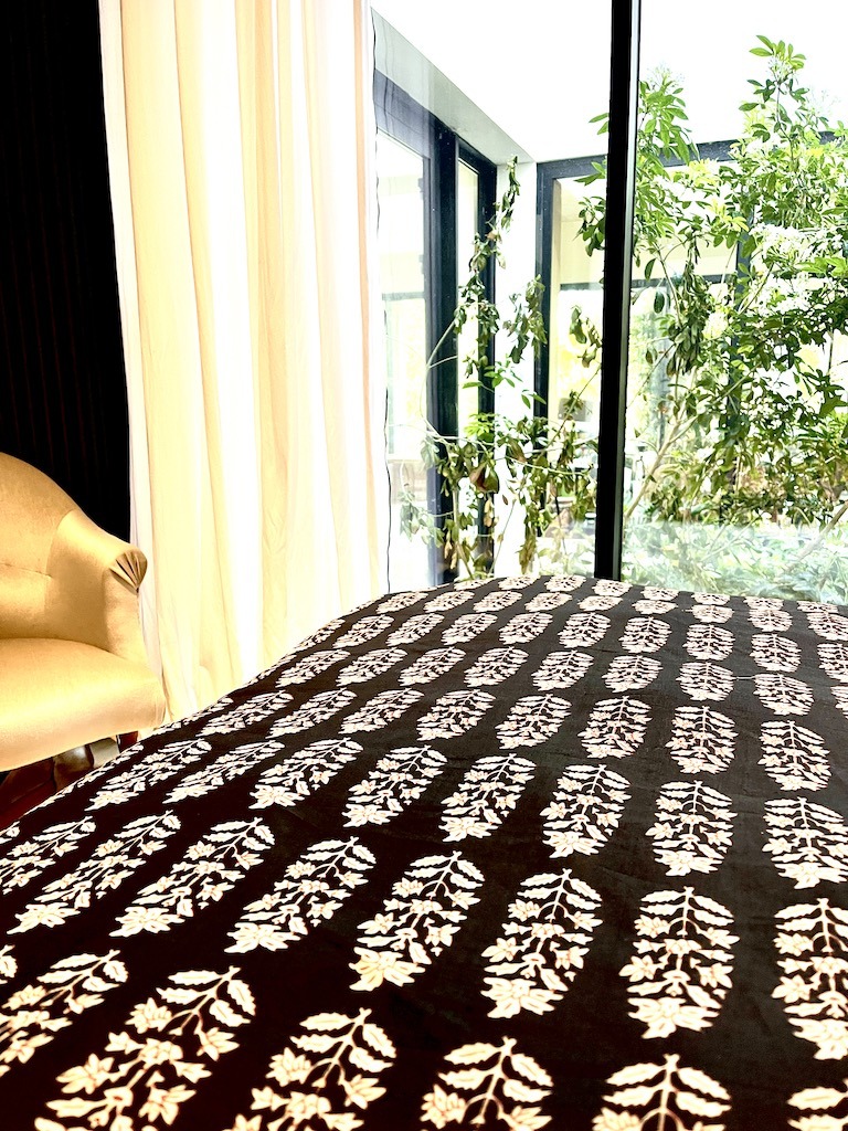 courtepointe edredon sofa cover, bout de lit, safran jaune moutarde, coton indien fleuri tres doux soyuex imprimé au blockprint en inde a jaipur Ma jungle family noir beige rouge forme feuille