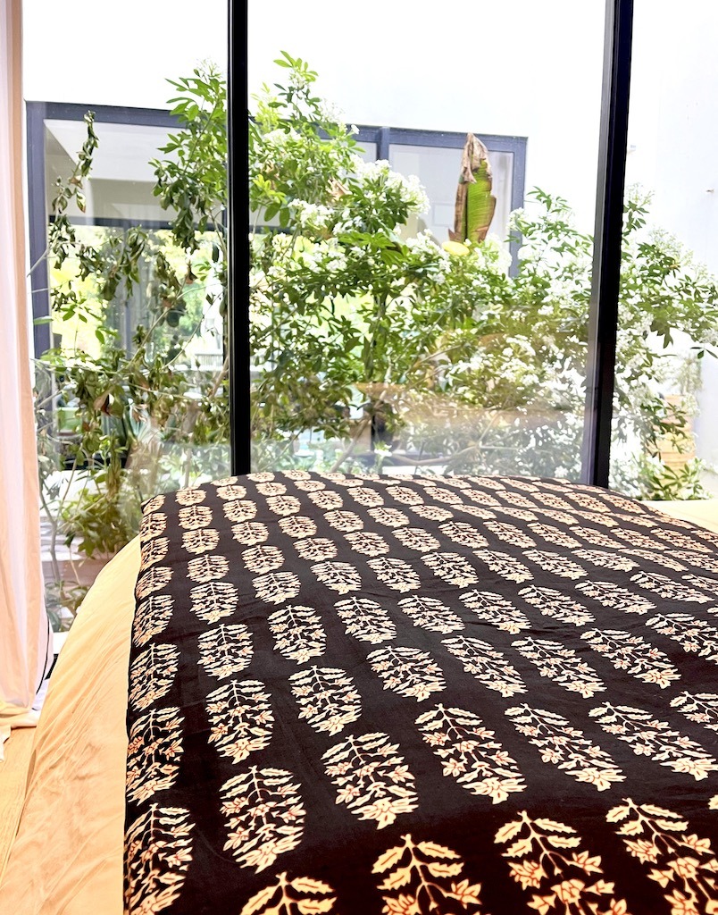 courtepointe edredon sofa cover, bout de lit, safran jaune moutarde, coton indien fleuri tres doux soyuex imprimé au blockprint en inde a jaipur Ma jungle family noir beige rouge forme feuille