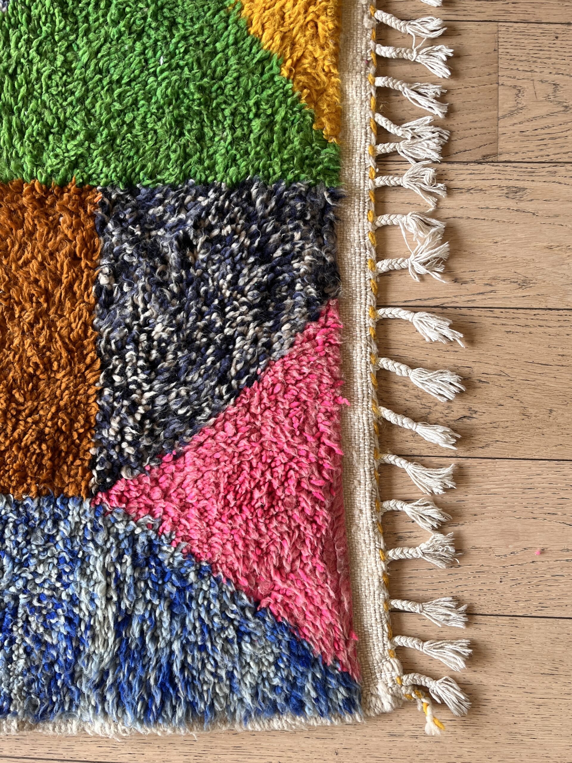 tapis marocain berbère béni ouarain laine naturelle blanc design losange décoration Ma Jungle Family Vert sapin azylal mrirt Coloré multicolore
