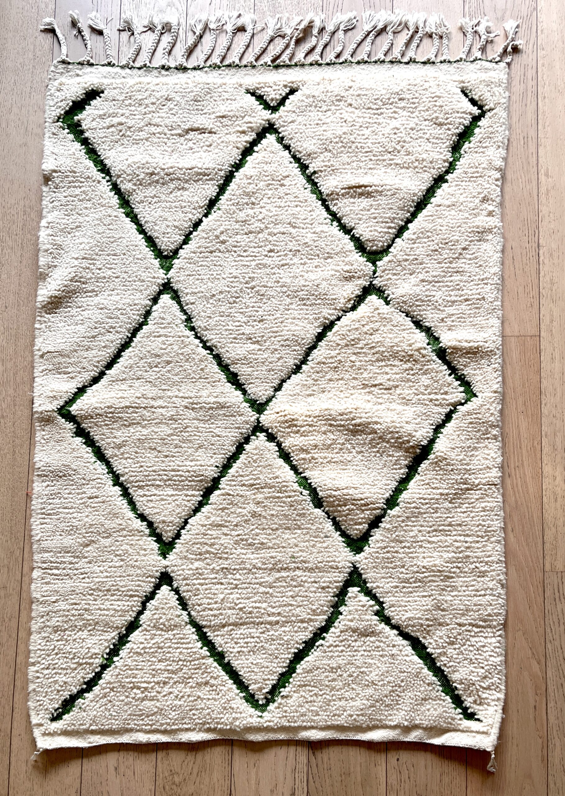 tapis marocain berbère béni ouarain laine naturelle blanc design losange décoration Ma Jungle Family Vert sapin azylal mrirt