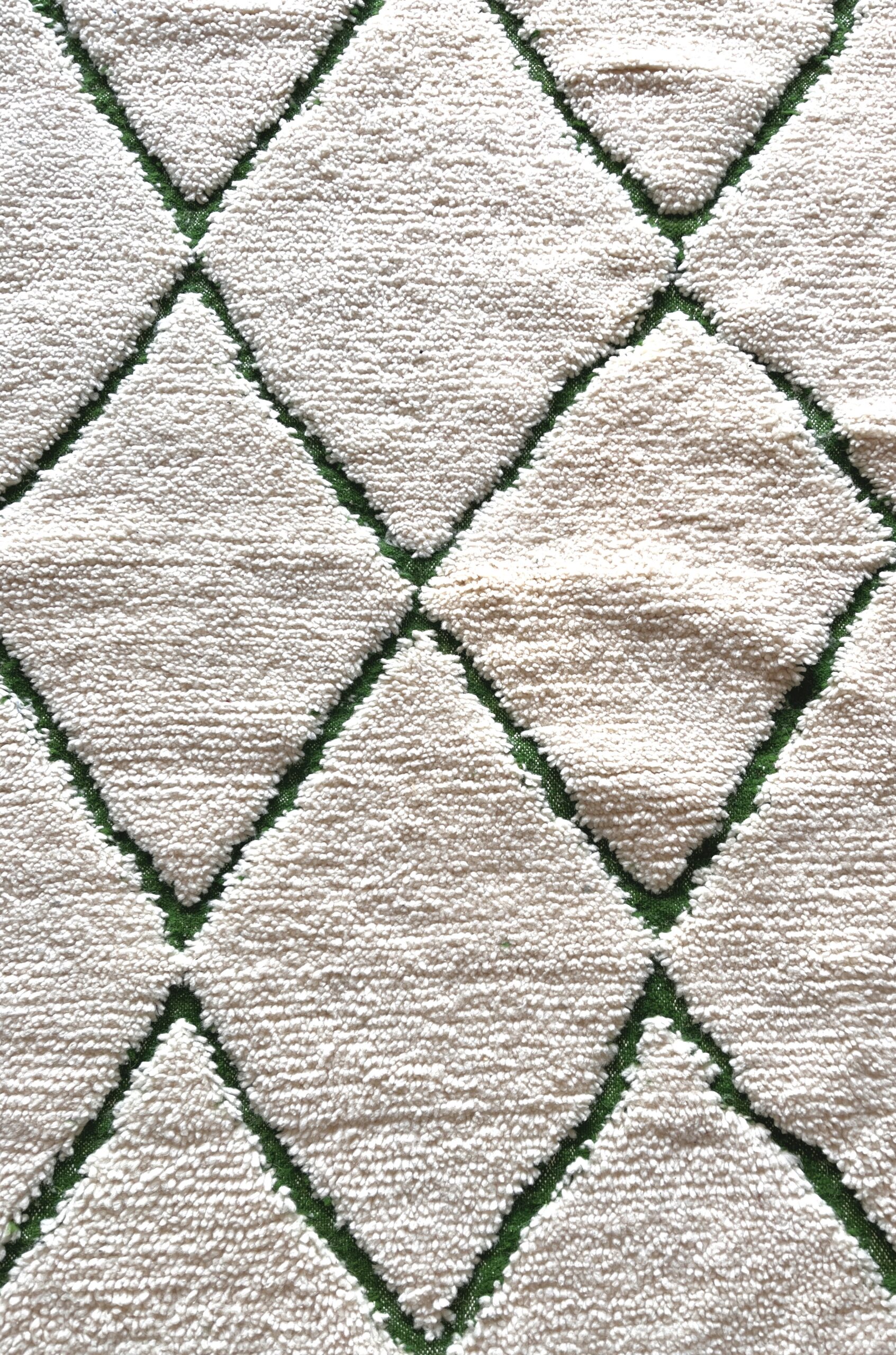 tapis marocain berbère béni ouarain laine naturelle blanc design losange décoration Ma Jungle Family Vert sapin azylal mrirt