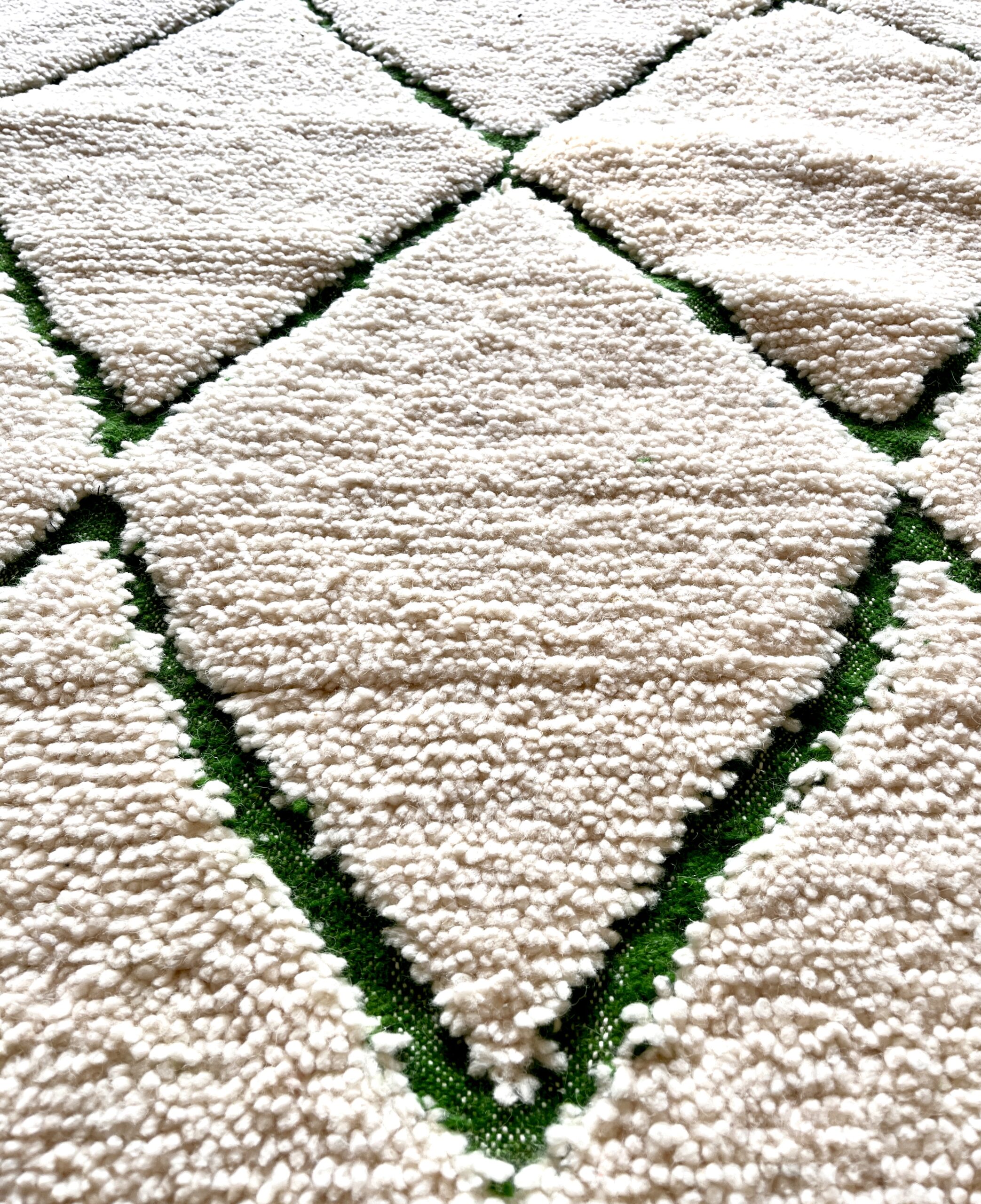 tapis marocain berbère béni ouarain laine naturelle blanc design losange décoration Ma Jungle Family Vert sapin azylal mrirt