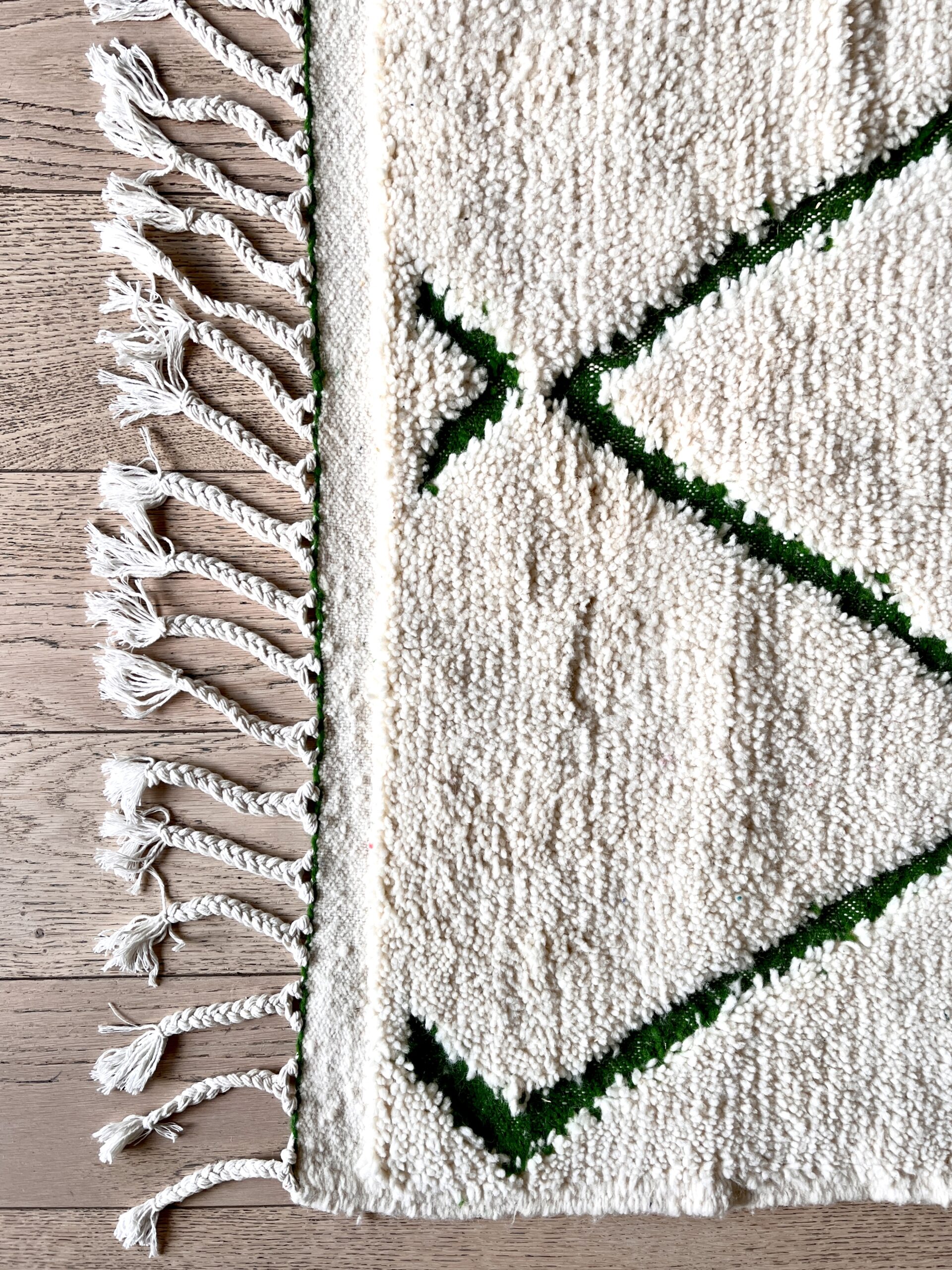 tapis marocain berbère béni ouarain laine naturelle blanc design losange décoration Ma Jungle Family Vert sapin azylal mrirt