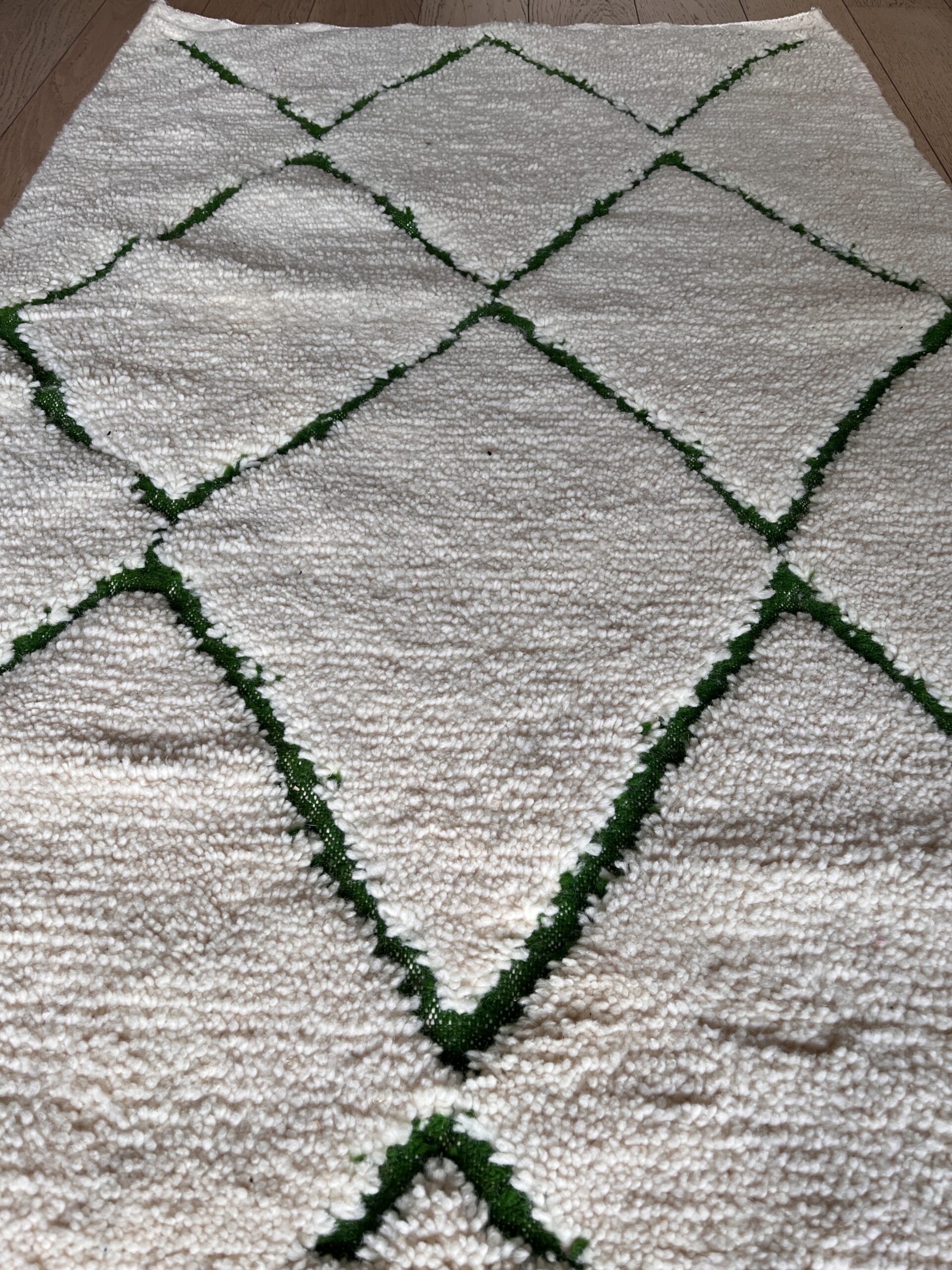 tapis marocain berbère béni ouarain laine naturelle blanc design losange décoration Ma Jungle Family Vert sapin azylal mrirt