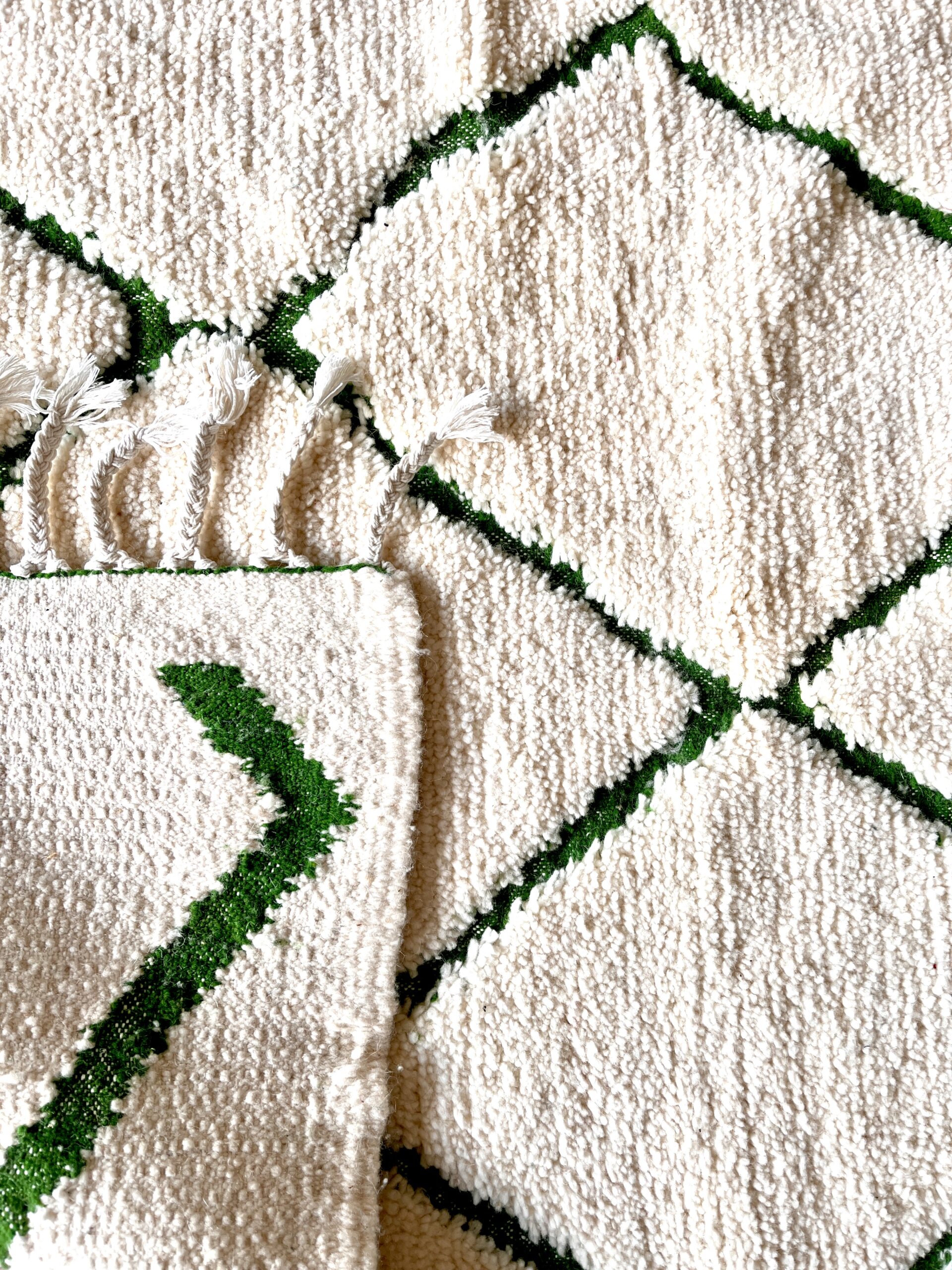 tapis marocain berbère béni ouarain laine naturelle blanc design losange décoration Ma Jungle Family Vert sapin azylal mrirt