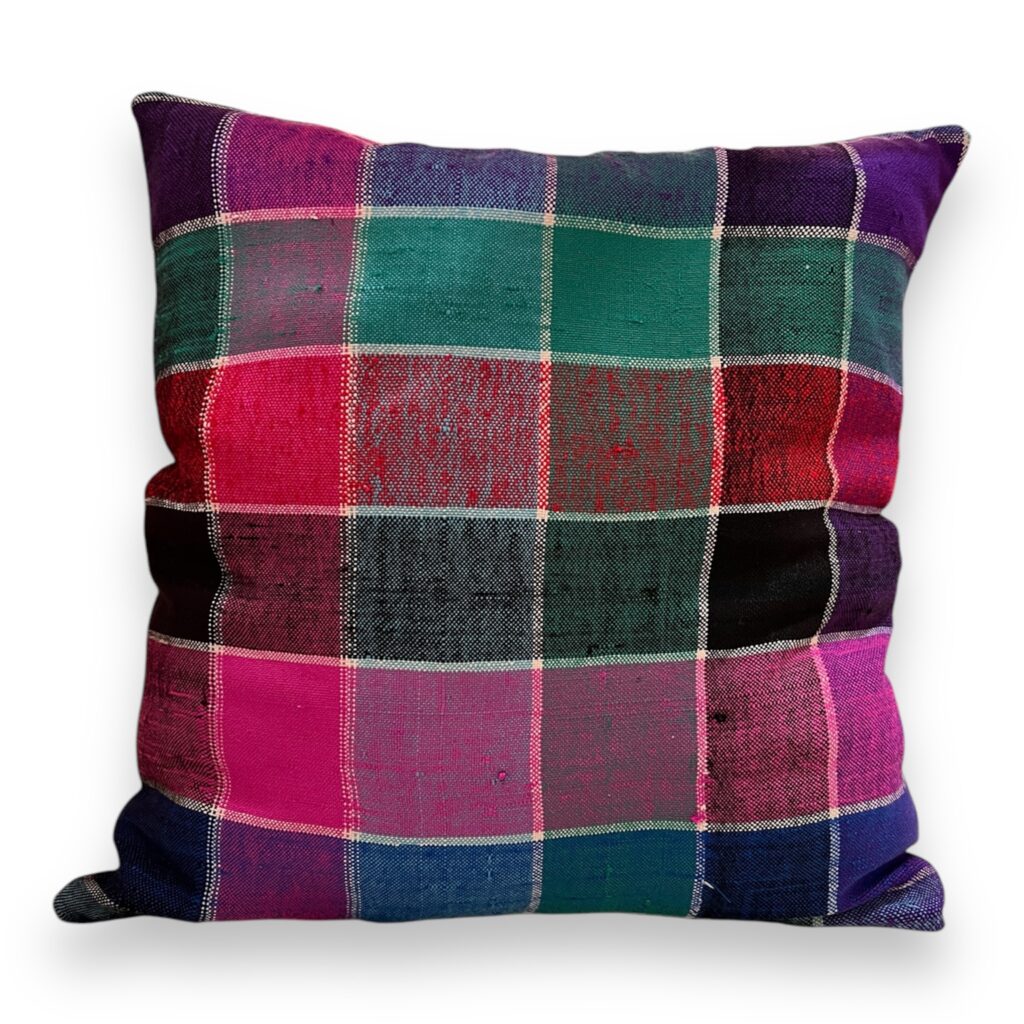 Housse de coussin en tissu haïk colore rose bleu turquoise vert orange, motif écossais, tissu ancien, vintage Ma Jungle Family